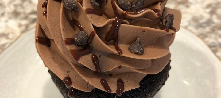 Best Friend Cupcake: Chocolate cupcake with chocolate buttercream, chocolate ganache drizzle and mini chocolate chips
