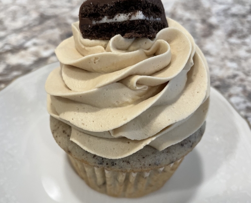 Caribou Cookie Cupcake: Cookies-n-creme cupcake with coffee buttercream and chocolate covered Oreo